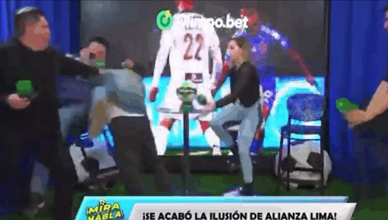 (VIDEO) Escándalo en TV peruana: Panelistas se fueron a los golpes tras eliminación de Alianza Lima
