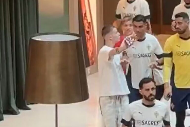(VIDEO) POLÉMICA: Cristiano Ronaldo empujó a un hincha que le pidió una foto