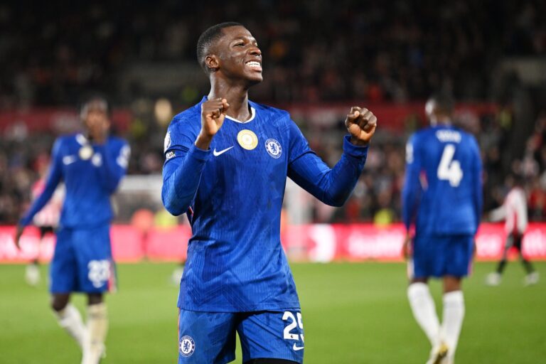POR MOLESTIAS: Moisés Caicedo tendría descanso en la Carabao Cup