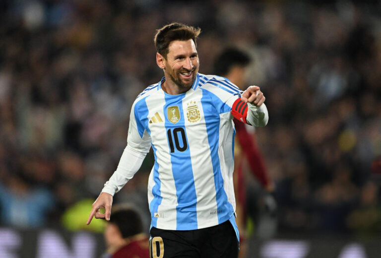 (VIDEO) EL 10 SE DESPIDIÓ: Argentina goleó a Venezuela con doblete de Messi