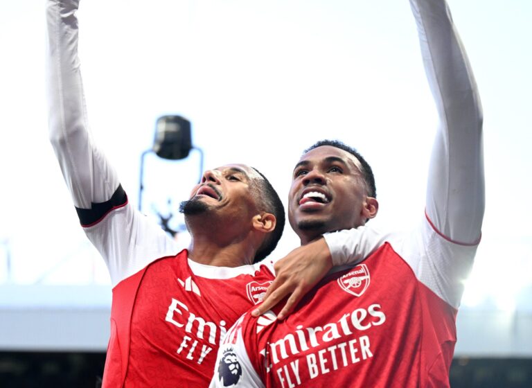 (VIDEO) Arsenal gana sin Hincapié: triunfo agónico 2-1 ante Newcastle en St. James’ Park