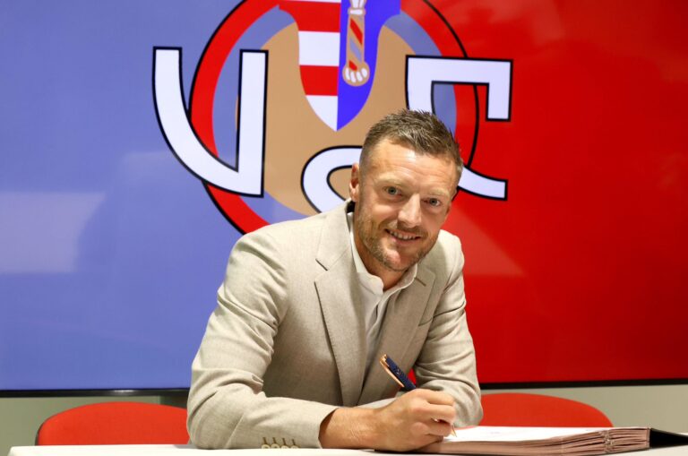 OFICIAL: Vardy firma con en el Cremonese y será compañero de Jeremy Sarmiento