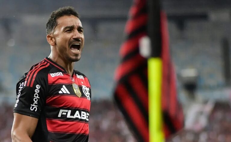 Danilo denunció racismo de hinchas de Estudiantes en contra del plantel de Flamengo