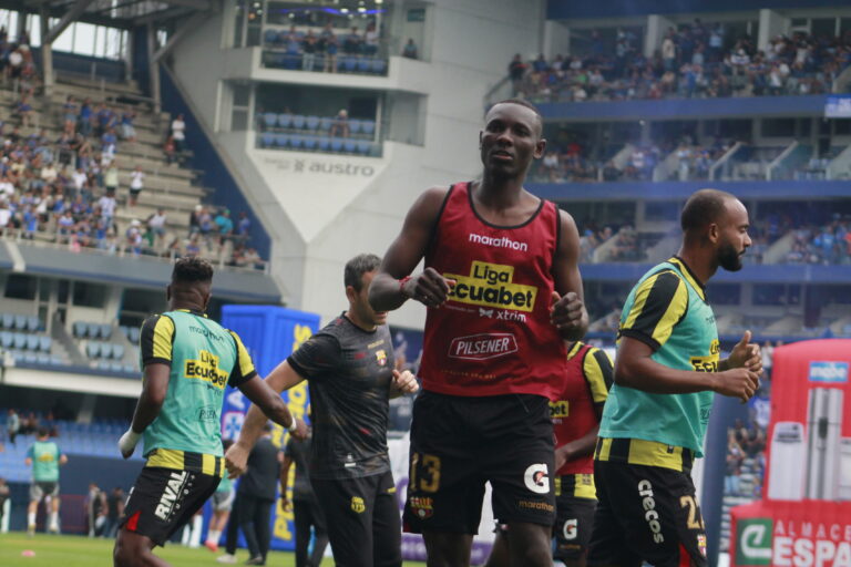 POR TRES TEMPORADAS: Janner Corozo viajó a Quito para firmar con LDU