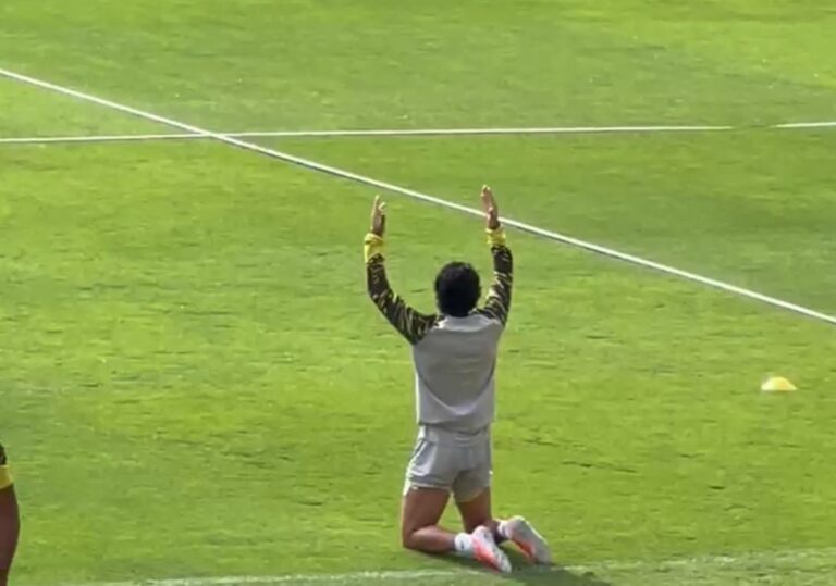 (VIDEO) ¡Se arrodilló y oró! Joao Rojas cada vez más cerca de volver