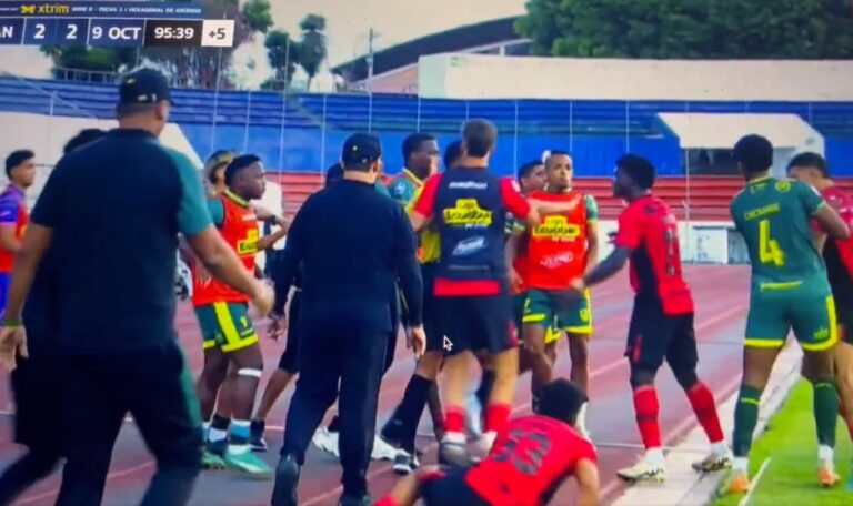 (VIDEO) Polémica en la Serie B: 9 de Octubre y San Antonio terminaron a los golpes