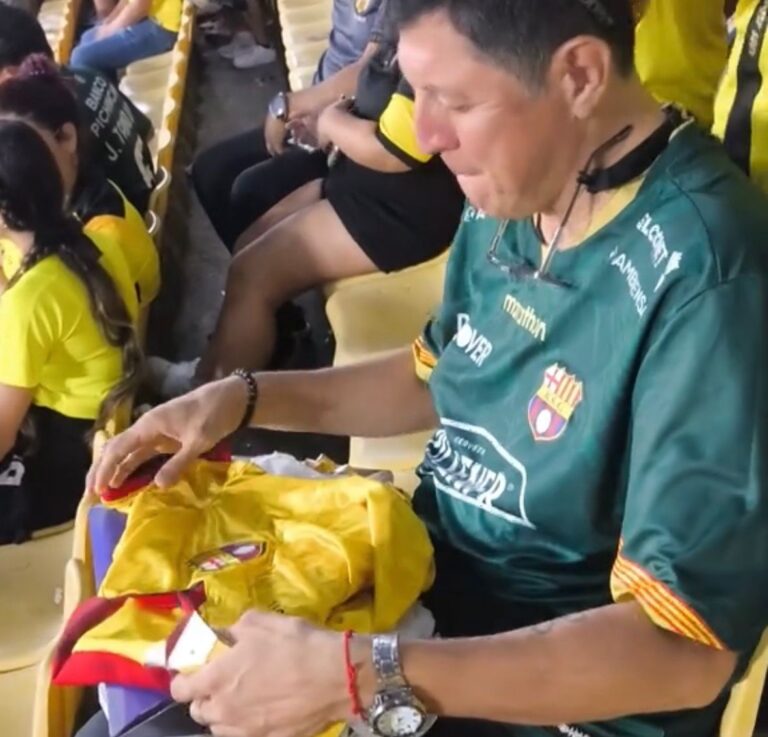 (VIDEO) EMOTIVO: Un hijo sorprendió a su padre con un regalo especial en el Monumental