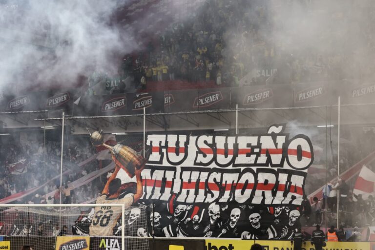 La indirecta de LDU en su ‘tifo’ ante Barcelona