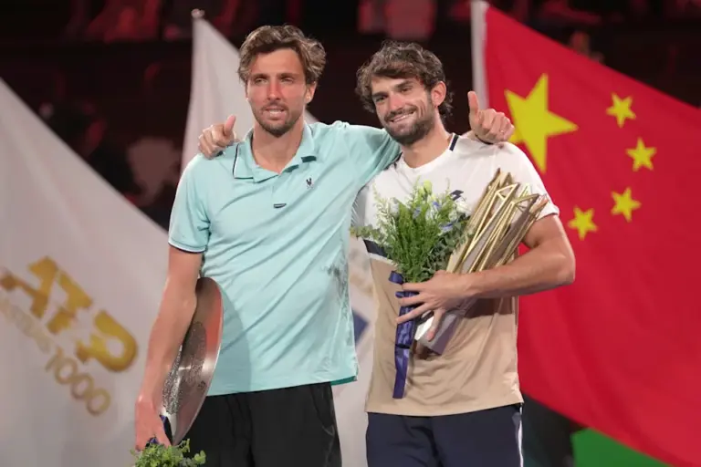Del discurso entre lágrimas a la caída en la premiación: La emotiva final entre primos que conmovió al tenis mundial