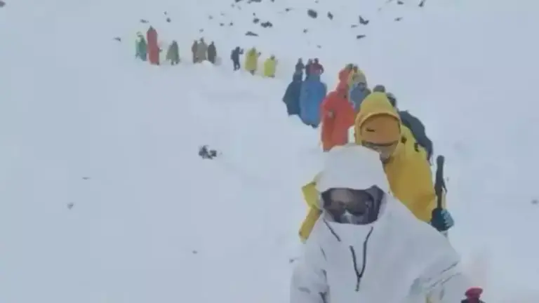 Emergencia en el Himalaya: Tormenta de nieve sorprende a cientos de excursionistas en el Everest