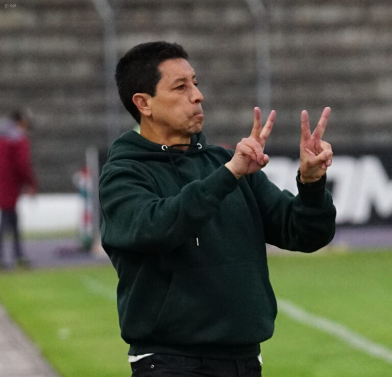 Paúl Vélez fue suspendido por 6 MESES de dirigir en torneos CONMEBOL