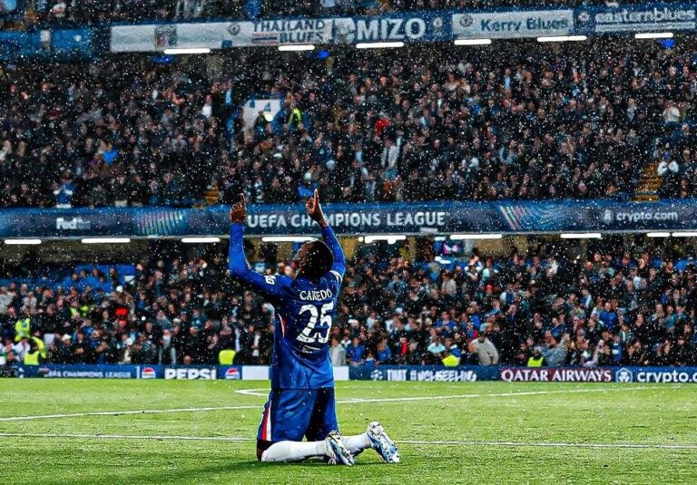 (FOTO) Moisés Caicedo recibe reconocimiento por llegar a  los 100 PARTIDOS con el Chelsea