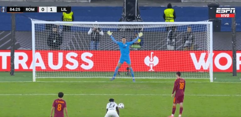 (VIDEO) La Roma se mandó un “Martín Palermo”: Falló tres penales seguidos y perdió en la Europa League