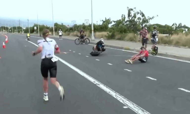 Sucedió en un Ironman: Desplome de la líder cerca de la meta y el gesto de su rival