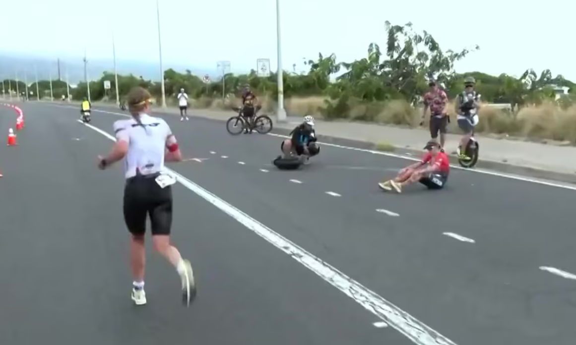 Sucedió en un Ironman: Desplome de la líder cerca de la meta y el gesto de su rival