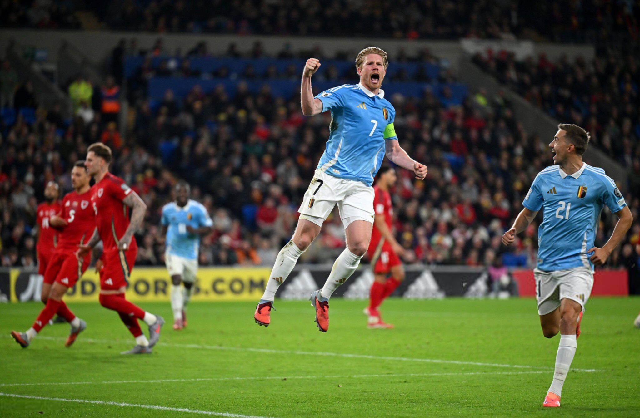 (VIDEO) LÍDER ABSOLUTO: Bélgica venció a Gales con doblete de De Bruyne