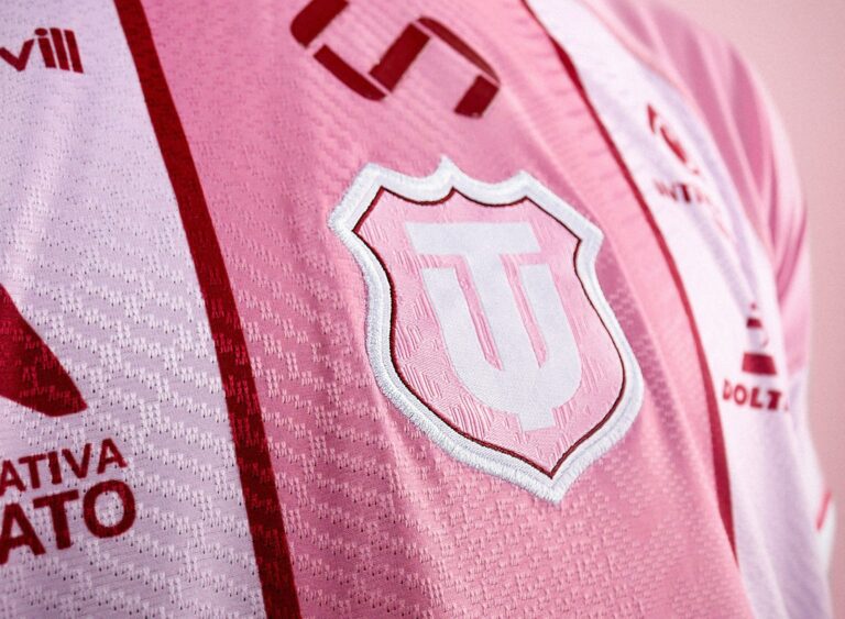 (FOTOS) T. Universitario se une a la lucha contra el cáncer con su nueva camiseta