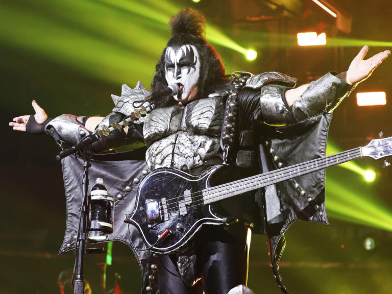 Gene Simmons, bajista de KISS, sufrió un fuerte accidente automovilístico pero ya se encuentra estable