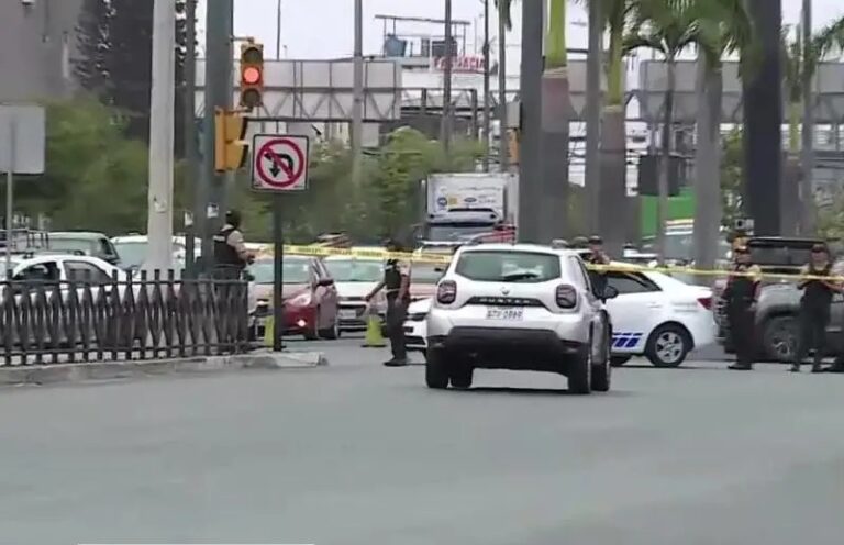 La Policía descarta alerta de bomba por vehículo abandonado en la av. 25 de Julio, sur de Guayaquil