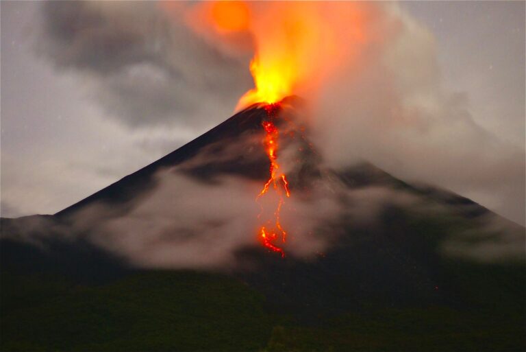 El Reventador en plena actividad: Un espectáculo natural en la Amazonía ecuatoriana