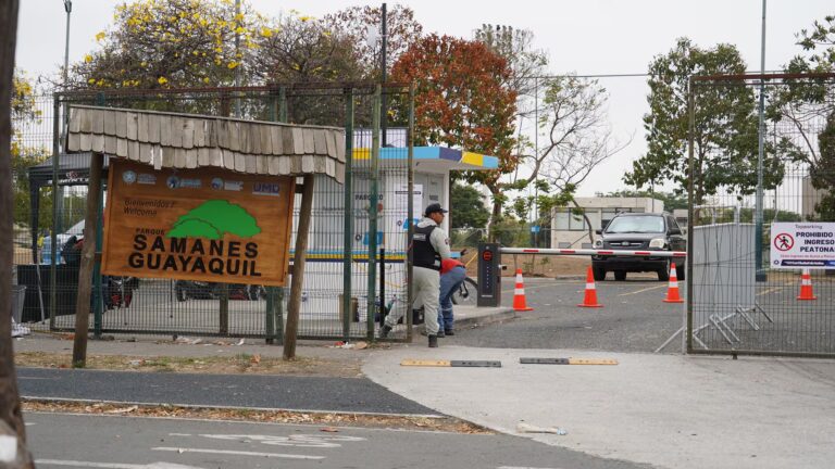 Usuarios del parque Samanes se acoplan a implementación de pago en parqueo: en horas pico reportan filas de espera
