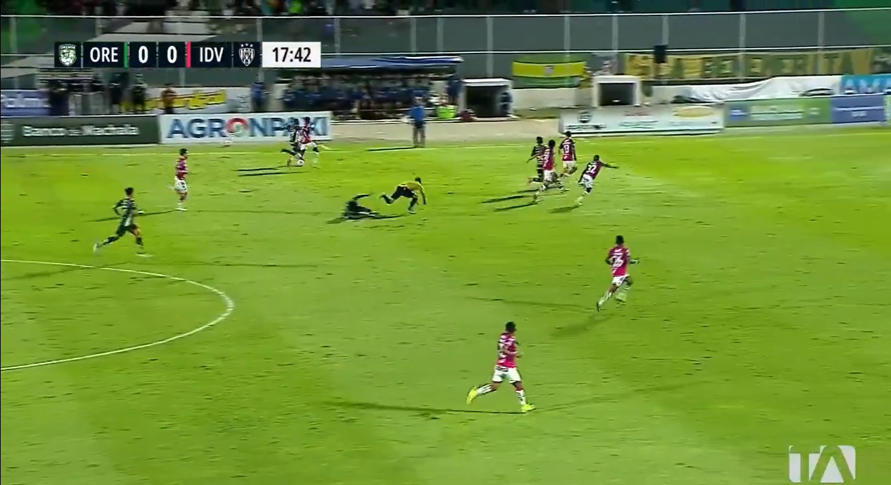 (VIDEO) ¡Insólito en Machala! Guillermo Guerrero termina en el césped tras choque con jugador de Orense