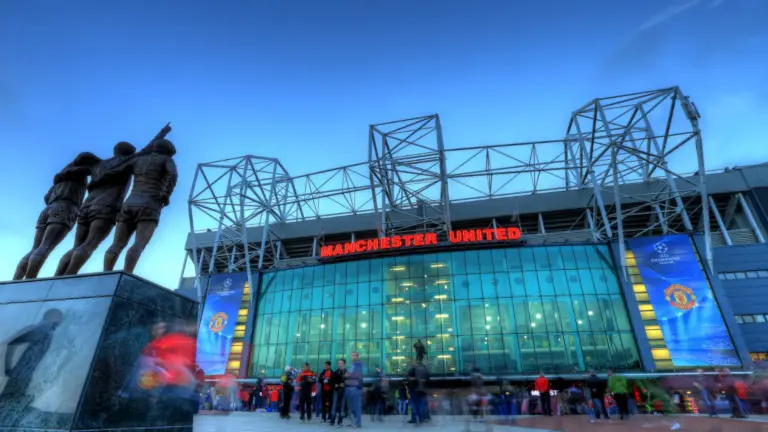 Consorcio de Emiratos Árabes considera comprar el Man. United: Contactó a exjugadores como embajadores