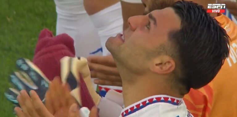 (VIDEO) Nacho Russo, el hijo de Miguel, lloró en el minuto de silencio y metió un gol lleno de emoción