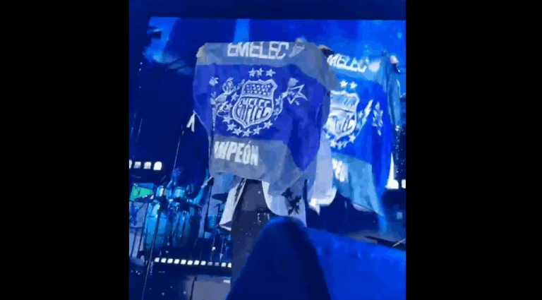 #NTF (VIDEO) Christian Castro ondeó la bandera de Emelec durante su concierto en Guayaquil