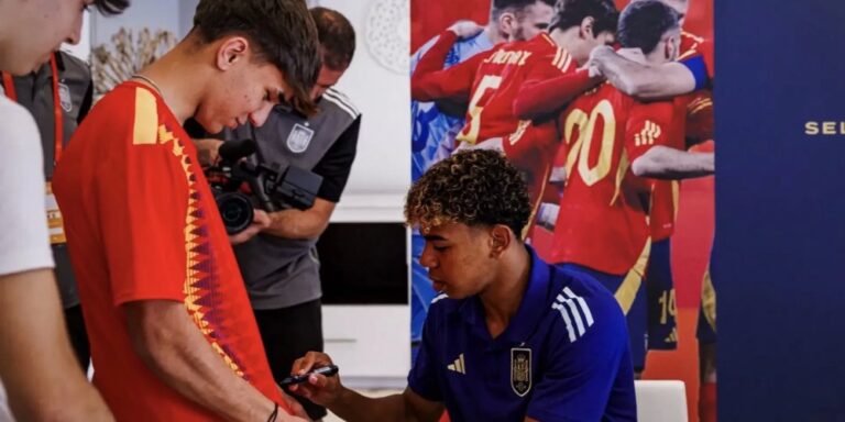 Lamine Yamal deja de firmar camisetas: prepara un negocio con su autógrafo