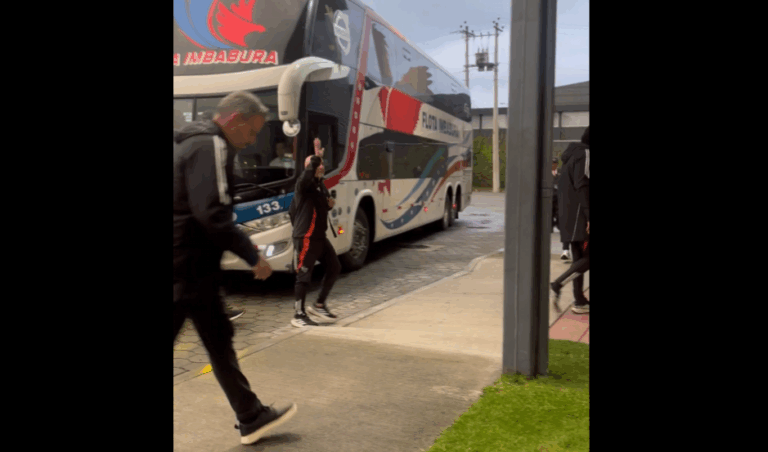 (VIDEO) “¡Emelec lo espera, profe!”: Hinchas del ‘bombillo’ sorprendieron a Sampaoli en Quito