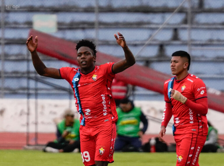(VIDEO) El Nacional reaccionó y venció a Emelec en un duelo vibrante en Latacunga