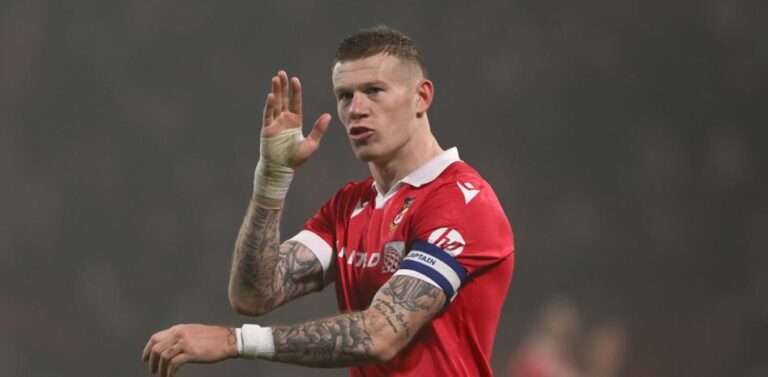 Un futbolista del Wrexham pegó un puñetazo a un aficionado rival en un parking