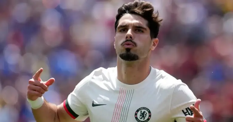 (VIDEO) Pedro Neto y su particular discusión con un hincha en la victoria de Chelsea