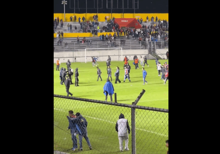 (VIDEO) Caos en Chillogallo: disturbios tras la eliminación del Deportivo Quito ante Mineros SC