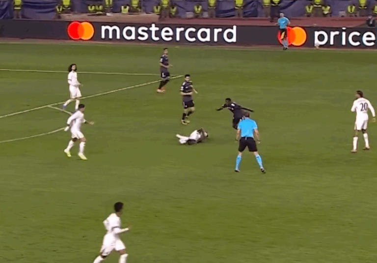 (VIDEO) La Champions destaca el autopase con la cabeza de Moisés Caicedo