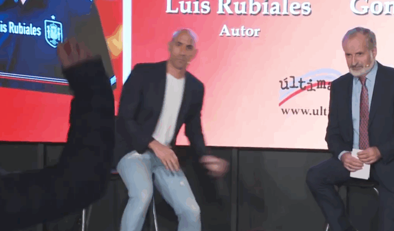(VIDEO) Atacaron con huevos a Luis Rubiales mientras presentaba su libro