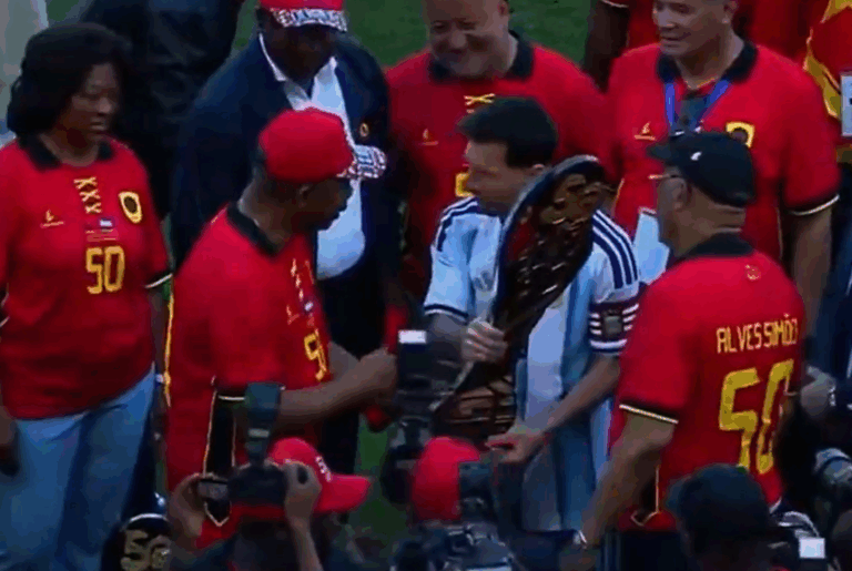 (VIDEO) Messi recibió un trofeo especial en Angola antes del amistoso