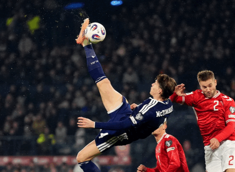 (VIDEO) ¡DE CHILENA A LO CR7! El golazo de McTominay que ilusiona a Escocia