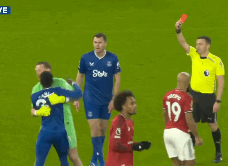 (VIDEO) Insólito en Old Trafford: Idrissa Gueye fue expulsado por pelearse con su propio compañero