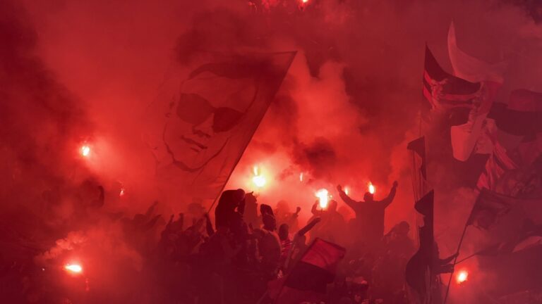 (VIDEO) Emotivo homenaje del Ajax a un hincha fallecido durante el partido ante Heerenveen