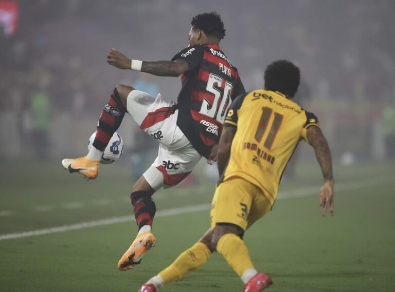 (VIDEO) CON PLATA TITULAR: Flamengo goleó y es líder del Brasileirao