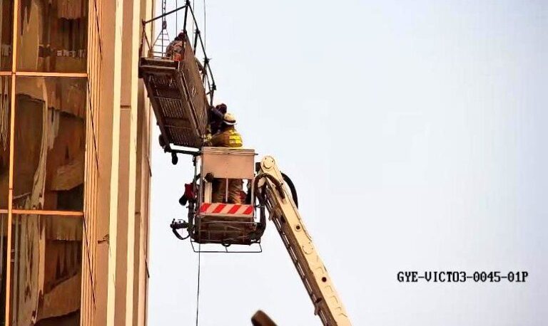 Bomberos rescatan a personas atrapadas en un andamio en el edificio La Previsora de Guayaquil