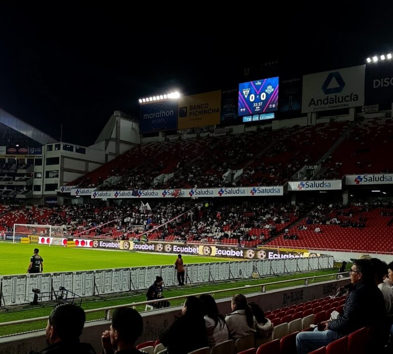 LDU vs Libertad se detuvo por un problema eléctrico