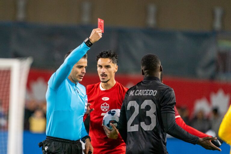(VIDEO) LE COSTÓ LA ROJA: La fuerte entrada de Ali Ahmed contra Alan Franco