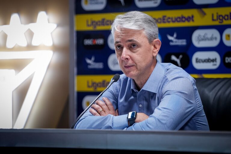 Tiago Nunes: “Este equipo encontró un ritmo espectacular y puede pelear por todo”