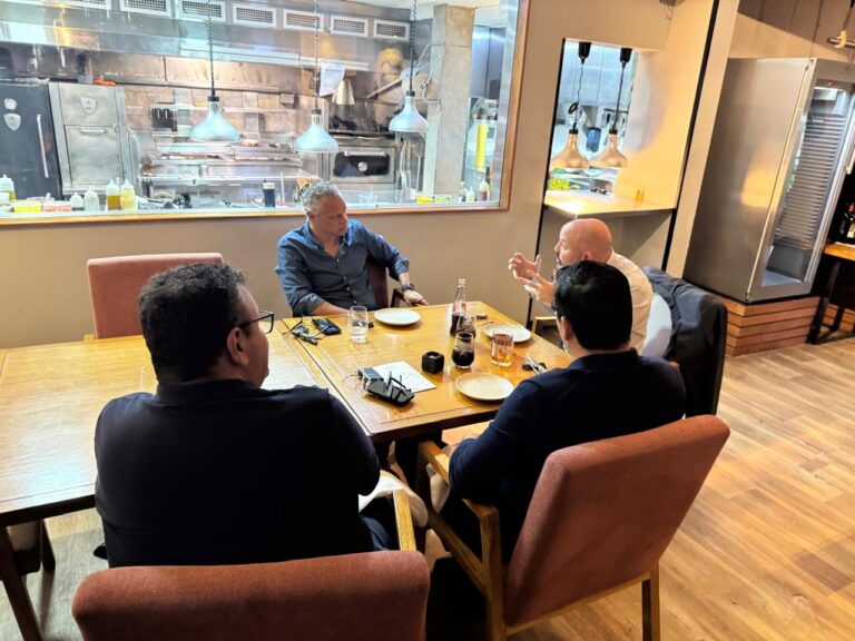 Miguel Ángel Loor y Esteban Paz se reúnen para tratar el tema de las elecciones en la FEF