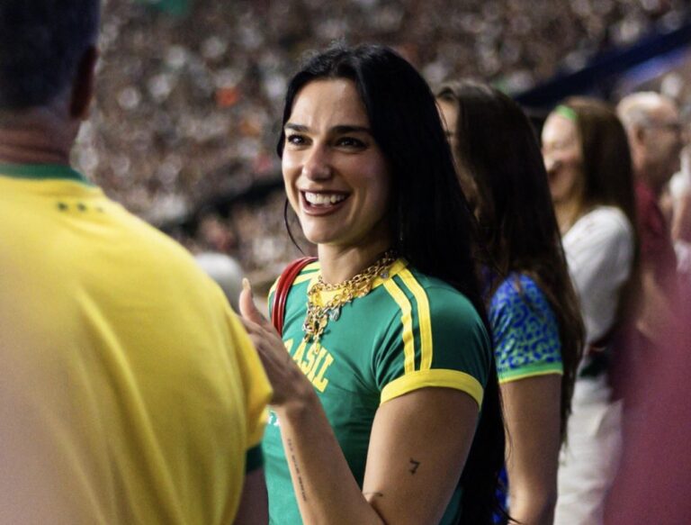 (VIDEO) Dua Lipa disfrutó en el Maracaná el duelo entre Fluminense y Flamengo