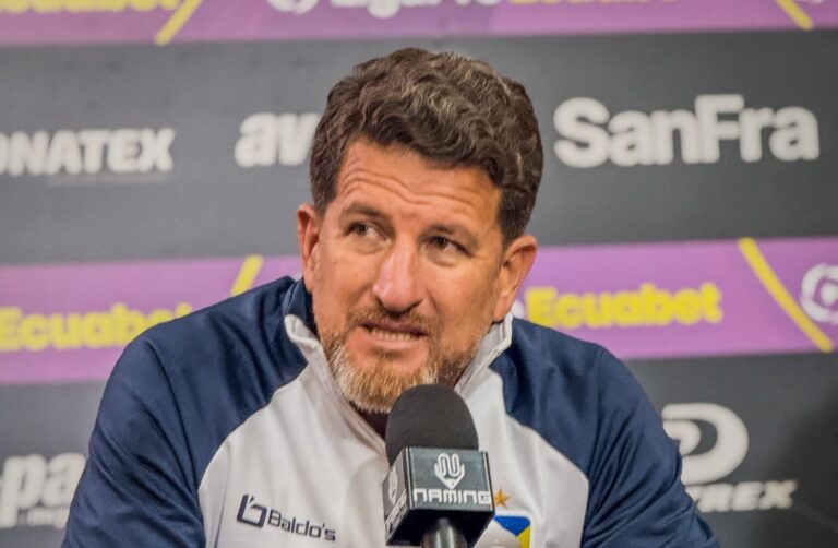 Patricio Urrutia renunció a la dirección técnica del Delfín tras el 8-0 que sufrió