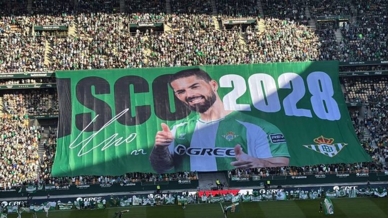 (VIDEO) El Real Betis anuncia la renovación de Isco con una bandera gigante